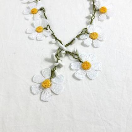 Crochet Daisy Necklace, White Flowe..