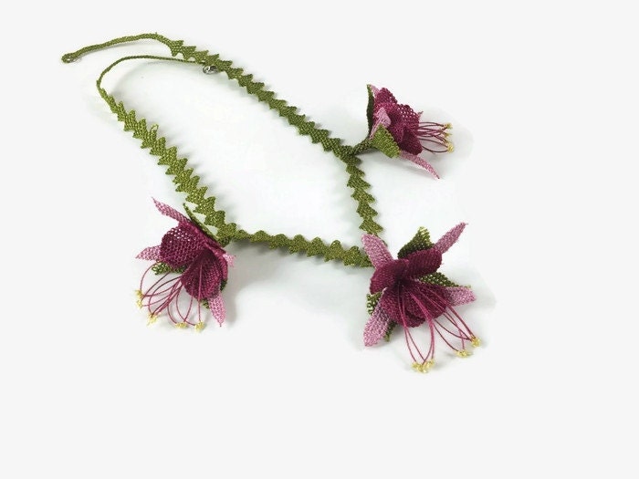 Pink And Burgundy Needle Lace Oya Flowers Crochet Necklace, Needlepoint Statement Necklace, Green Vine Necklace , Gift For Mom