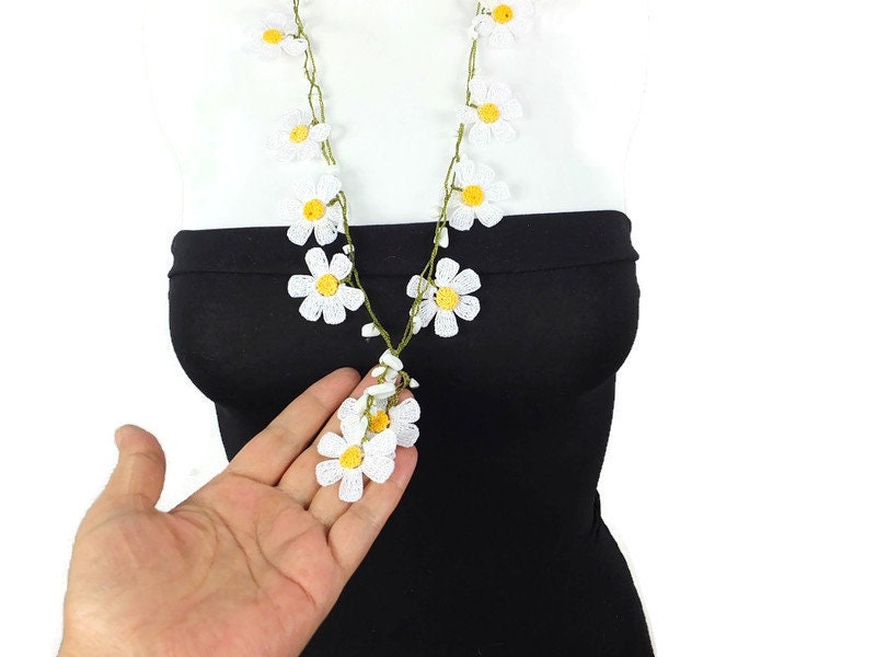 Crochet Daisy Necklace, White Flower Necklace, Lariat Necklace, Floral Necklace, Crochet Jewelry, Metal free, Gift For Her